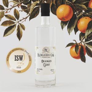 Produktabbildung Blümelhuber & Lang Orangen Geist - Flasche vor grauem Hintergrund und Ast mit Orangen, links daneben das ISW-Siegel Gold