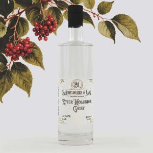 Produktabbildung Blümelhuber & Lang Roter Hollunder Geist - Flasche vor grauem Hintergrund und Ast mit rotem Hollunder