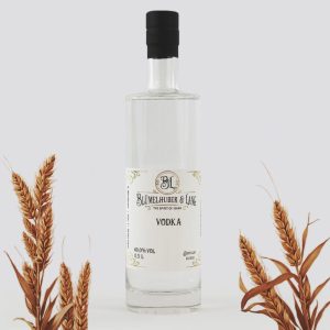 Produktabbildung Blümelhuber & Lang Vodka - Flasche vor grauem Hintergrund und Weizenähren
